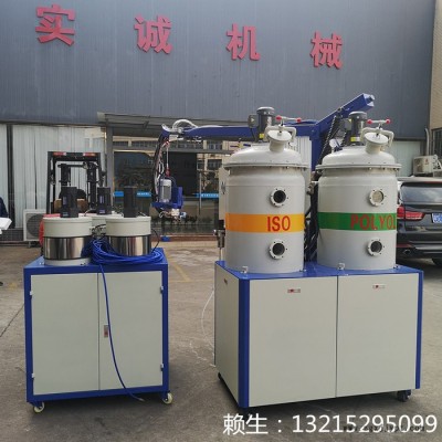 東莞發泡機廠家，聚氨酯鞋墊發泡機，實誠機械自成皮發泡機